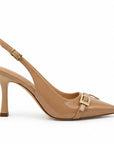 Zapatillas slingback con hebilla dorada — Camel