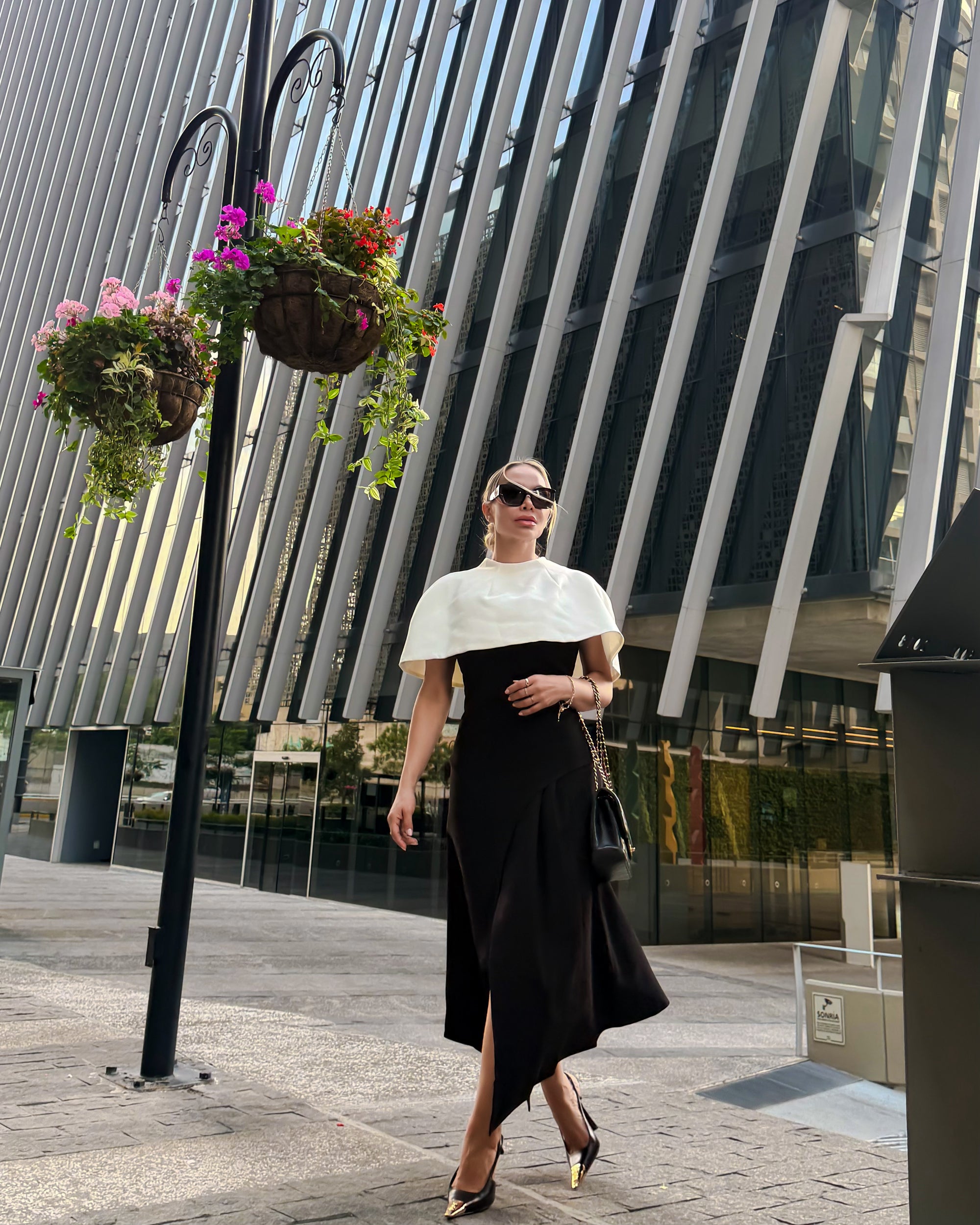 VESTIDO NOIR CON CAPA IVORY