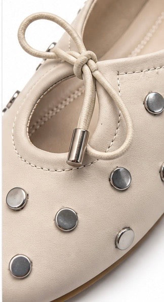 Flats con detalle metálico — Marfil
