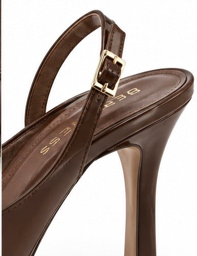 Zapatillas slingback con hebilla dorada — Camel