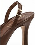 Zapatillas slingback con hebilla dorada — Camel