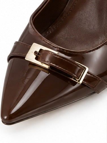 Zapatillas slingback con hebilla dorada — Camel