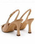 Zapatillas slingback con hebilla dorada — Camel