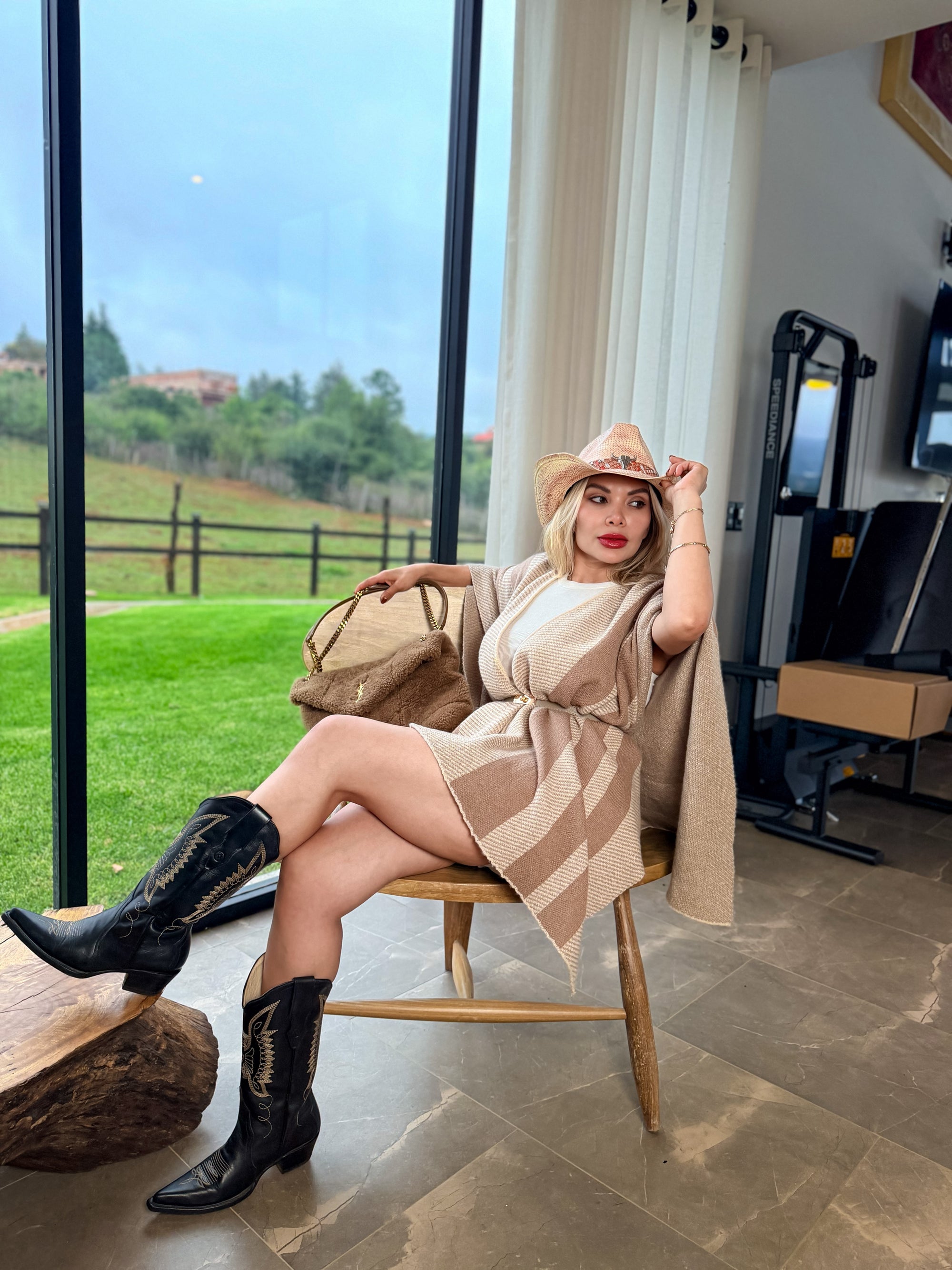 PONCHO ELEANORA