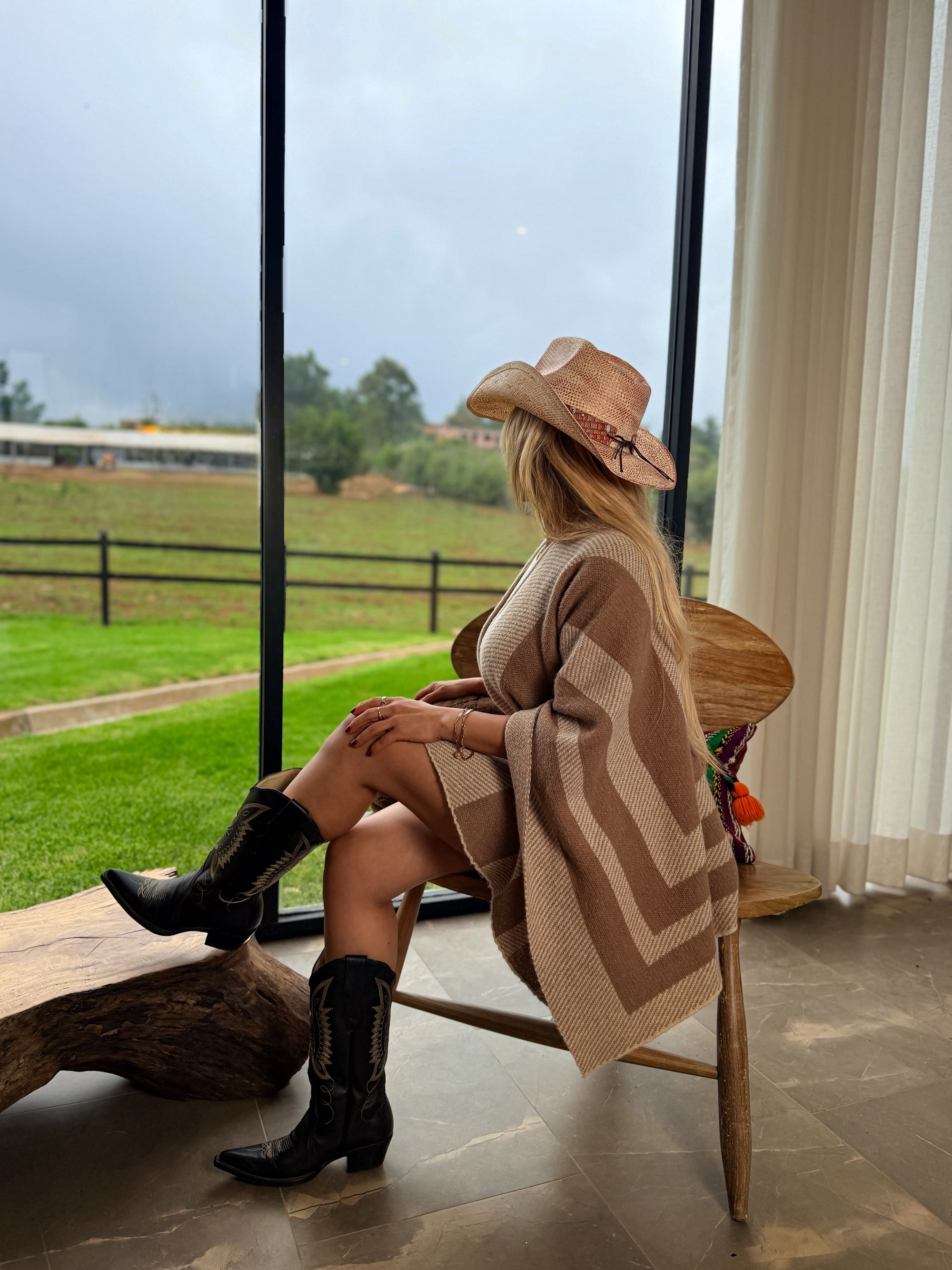 PONCHO ELEANORA