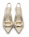 Zapatillas slingback con detalle dorado — Marfil