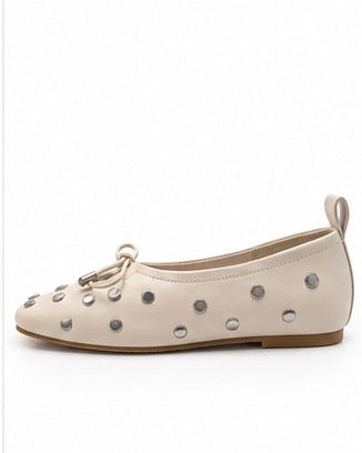 Flats con detalle metálico — Marfil