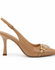 Zapatillas slingback con hebilla dorada — Camel