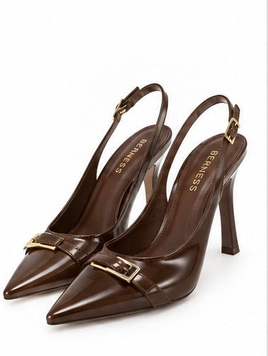 Zapatillas slingback con hebilla dorada — Camel