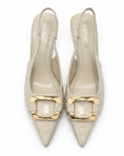 Zapatillas slingback con detalle dorado — Marfil