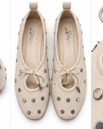 Flats con detalle metálico — Marfil