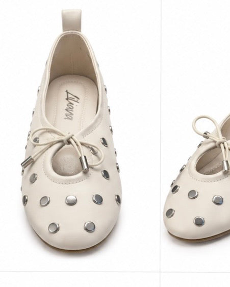 Flats con detalle metálico — Marfil