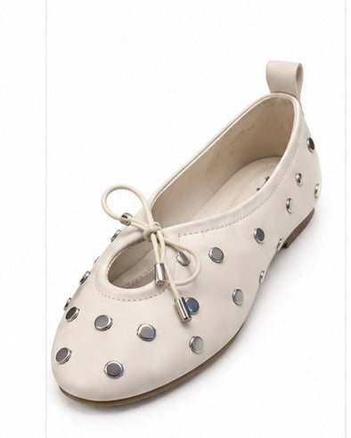 Flats con detalle metálico — Marfil