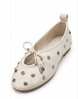 Flats con detalle metálico — Marfil