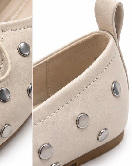 Flats con detalle metálico — Marfil
