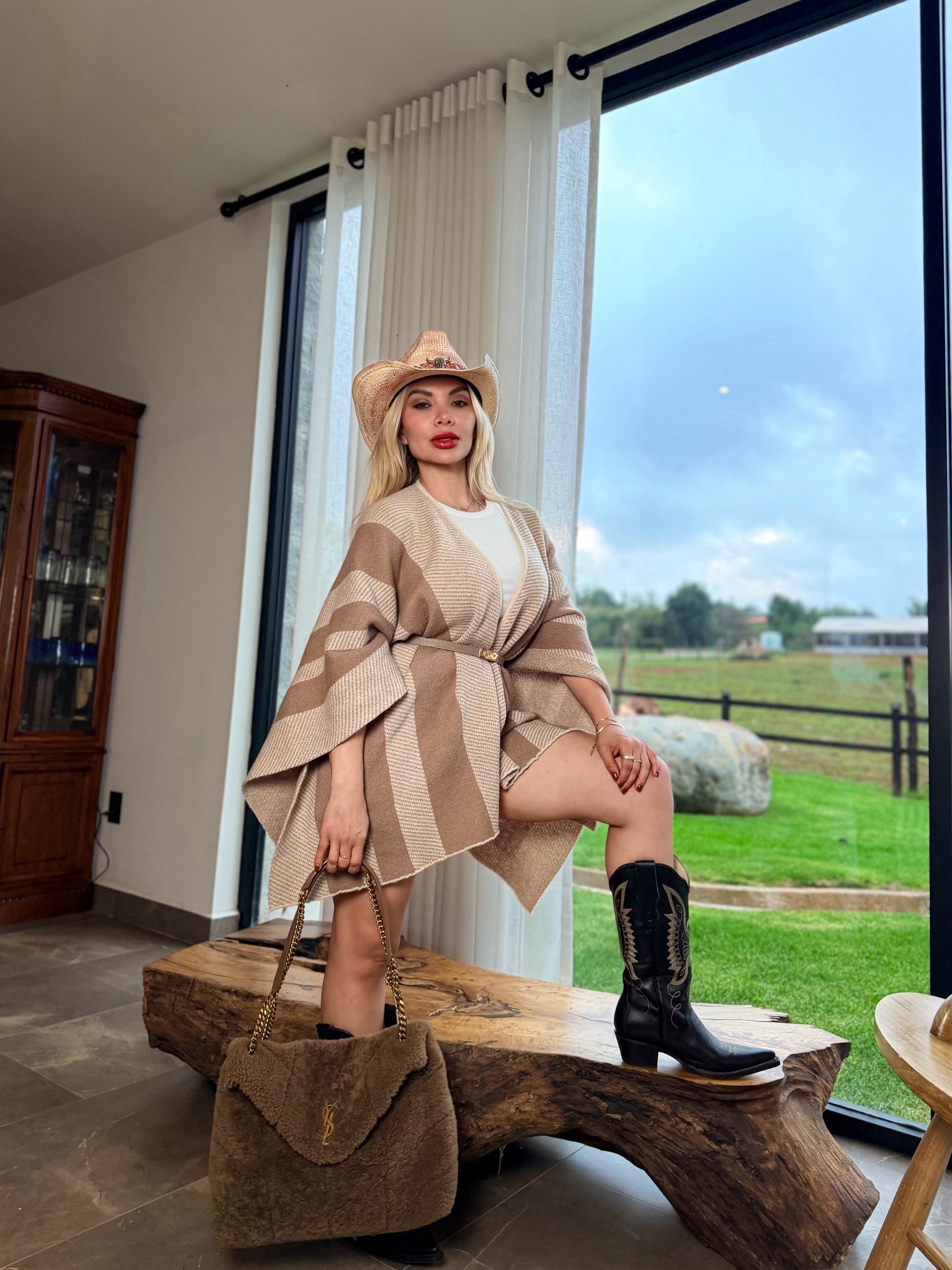 PONCHO ELEANORA