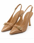 Zapatillas slingback con hebilla dorada — Camel