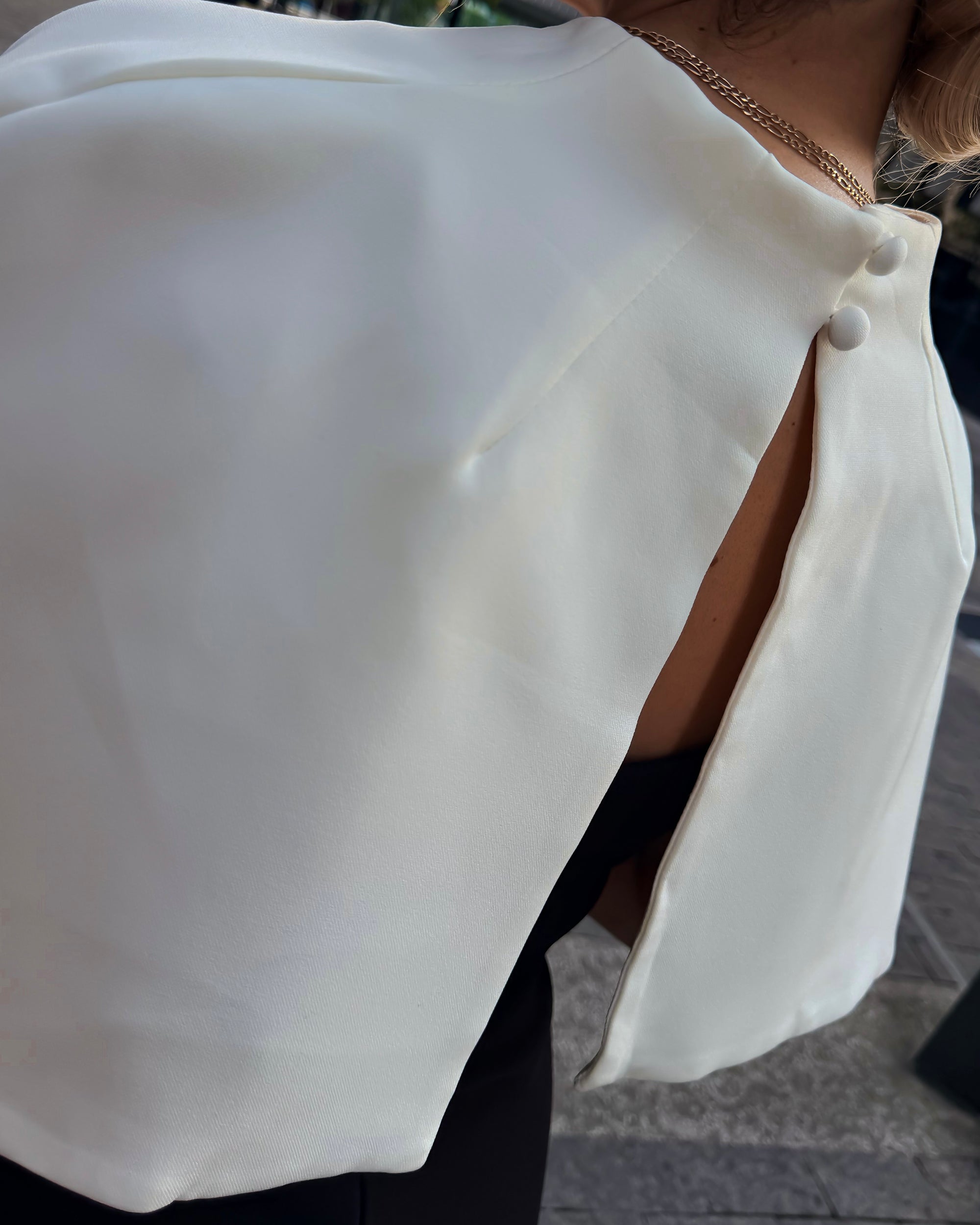 VESTIDO NOIR CON CAPA IVORY