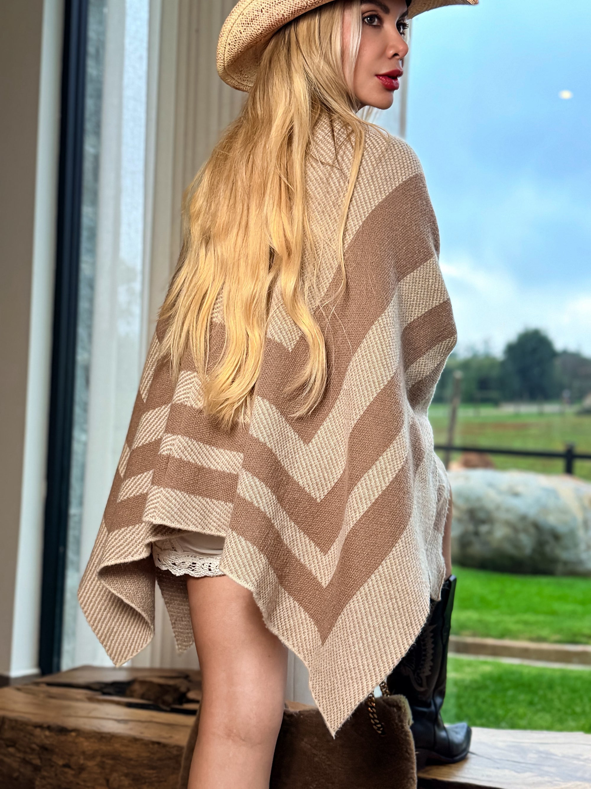 PONCHO ELEANORA