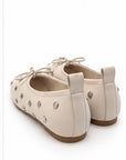 Flats con detalle metálico — Marfil