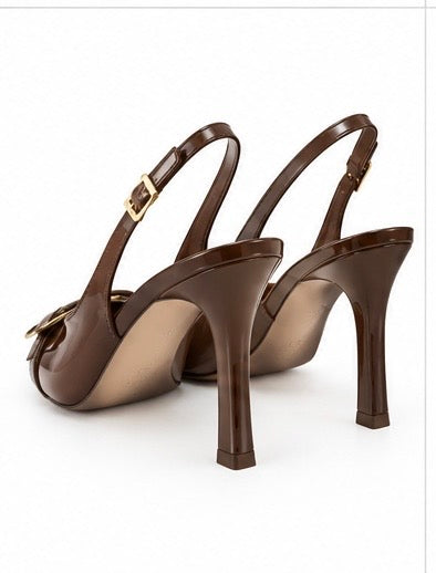 Zapatillas slingback con hebilla dorada — Camel