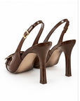 Zapatillas slingback con hebilla dorada — Camel