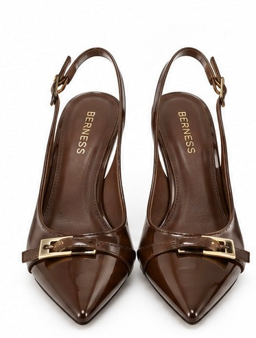 Zapatillas slingback con hebilla dorada — Camel